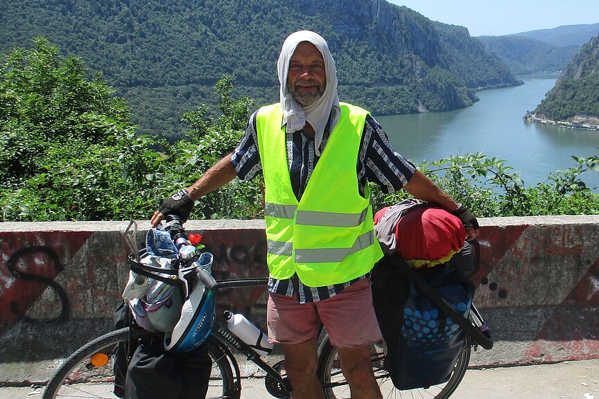 Martin Kamps mit Hitzeschutz vor der Donau