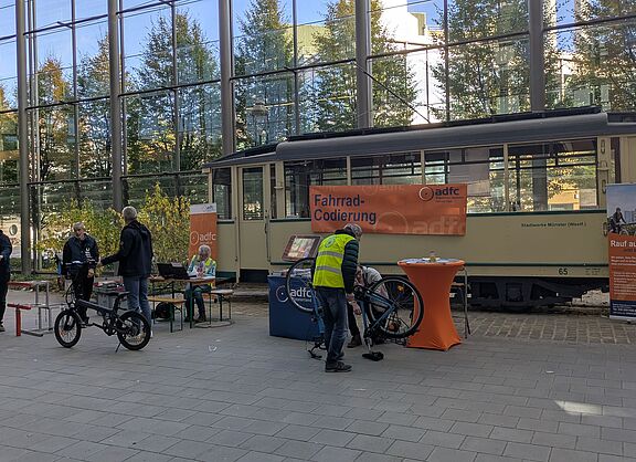 Fahrradcodierung vor der Straßenbahn