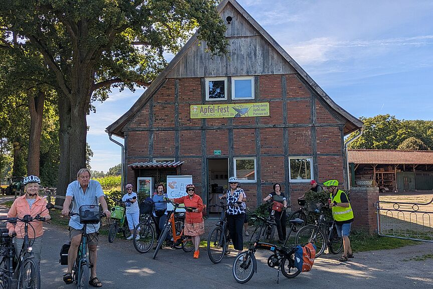 Die Radler vor dem Emshof