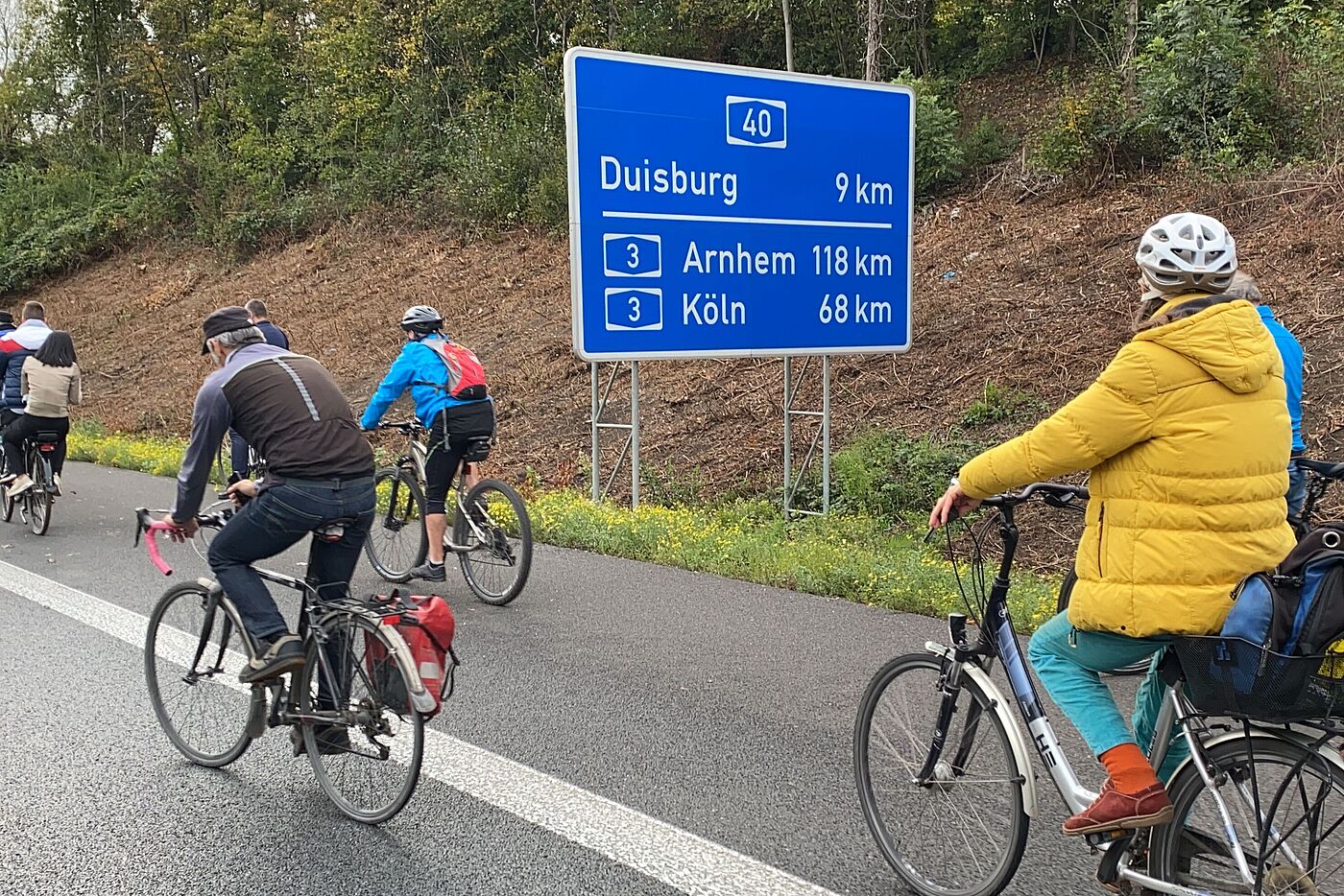 Fahrraddemo auf der Autobahn A 40 bei Duisburg.