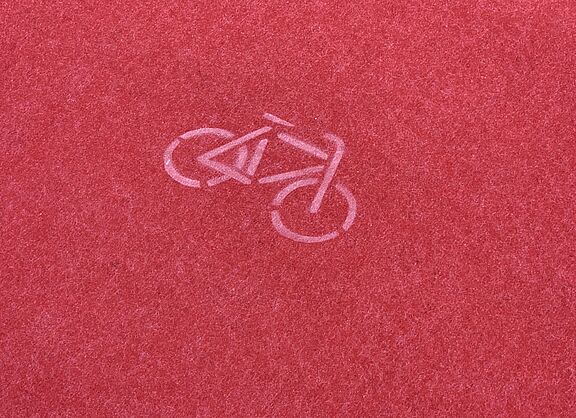 Roter Teppich mit Fahrradsymbol
