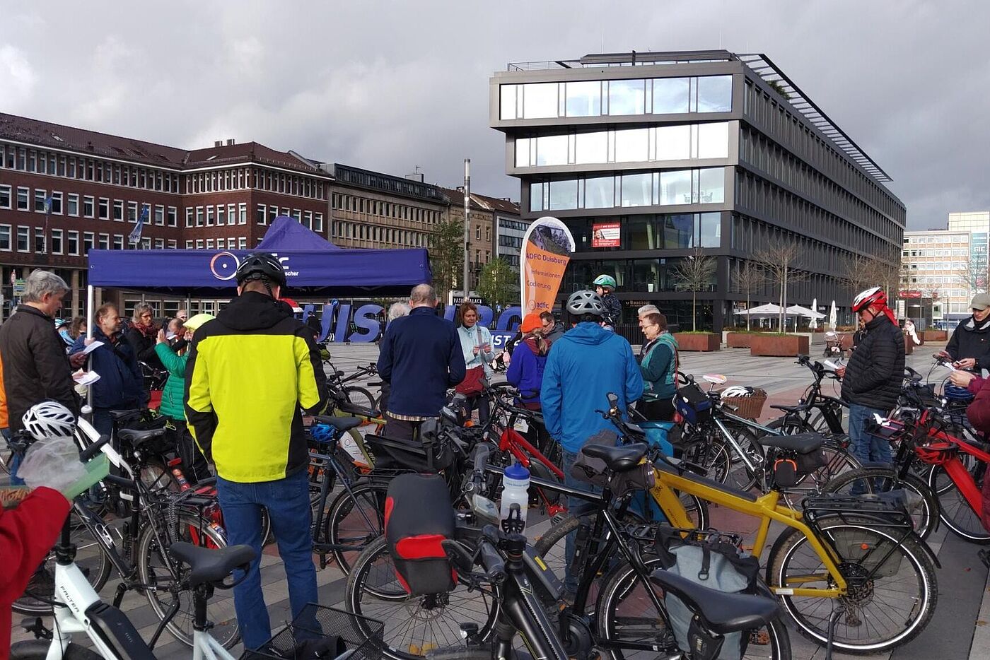 Kundgebung zum RS1 vor dem Duisburger Hauptbahnhof. 