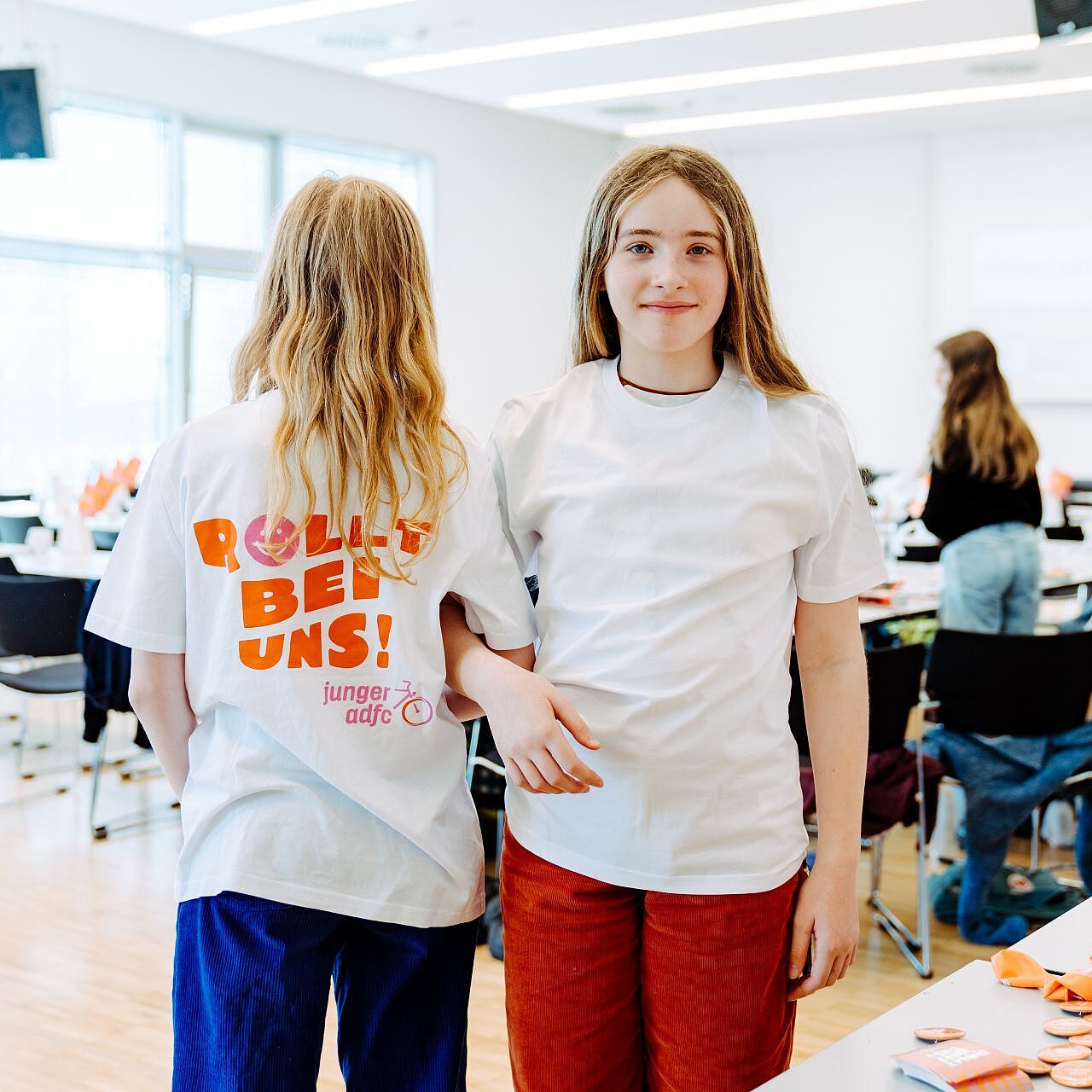 Zwei jüngere Teilnehmerinnen bei der Landesjugendversammlung 2026