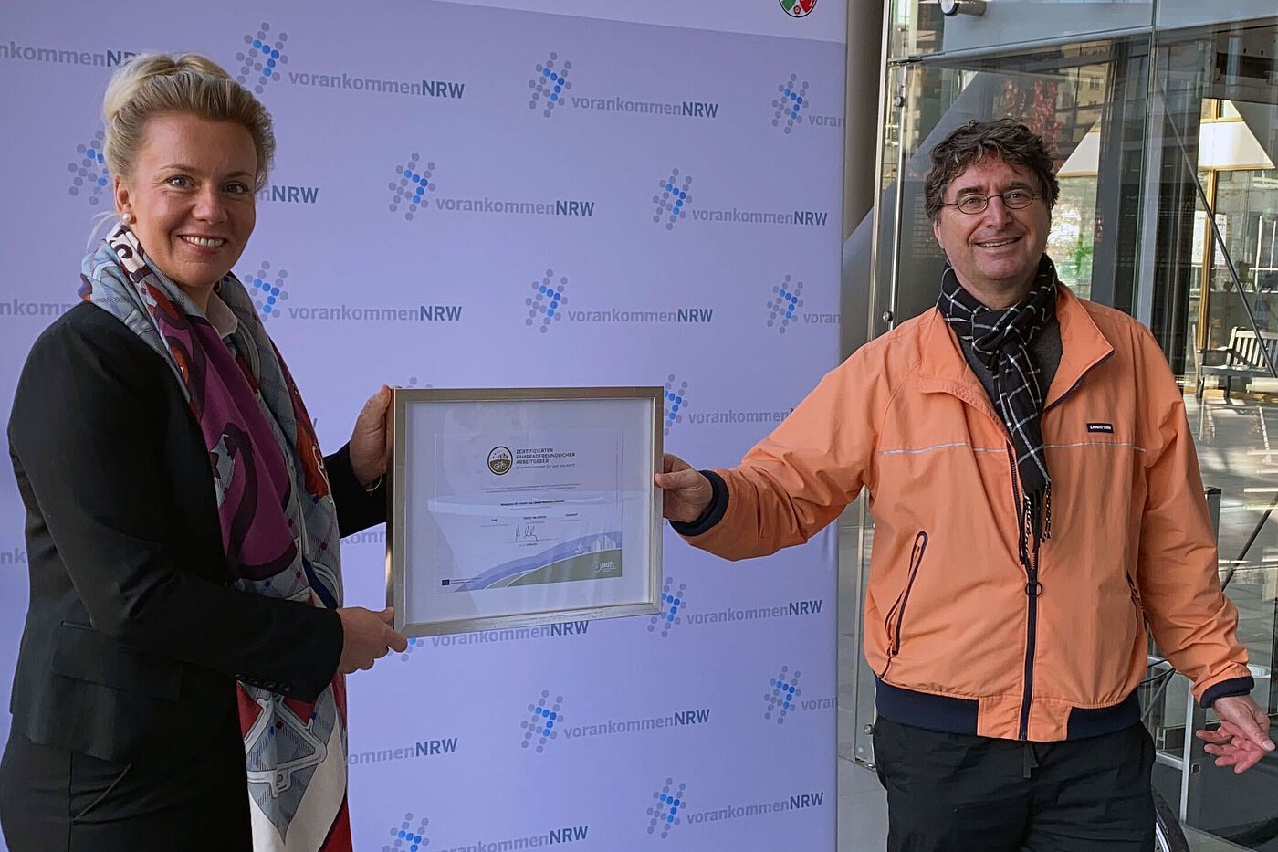 Andreas K. Bittner vom ADFC NRW zertifiziert das Verkehrsministerium NRW als Fahrradfreundlichen Arbeitgeber.