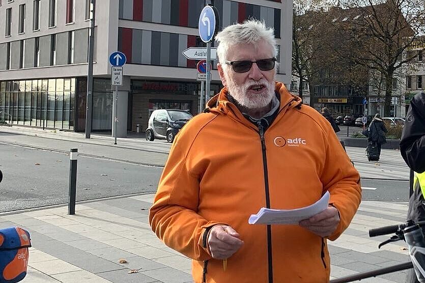 Herber Fürmann, Vorstandssprecher des ADFC Duisburg, gibt einen Einblick in die aktuellen Planungen zum RS1 am westlichen Ende zwischen Kamp-Lintfort, Moers, Duisburg und Mülheim.