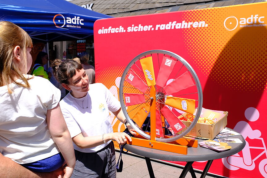 2026_05_30_SicherimStrassenverkehr_Arnsberg_ADFC-NRW einfach. sicher. radfahren. Kampagne des ADFC NRW für mehr Verkehrssicherheit. Der ADFC im Gespräch mit Eltern und Kindern. Eine Forderung des ADFC sind sichere Schulwege.