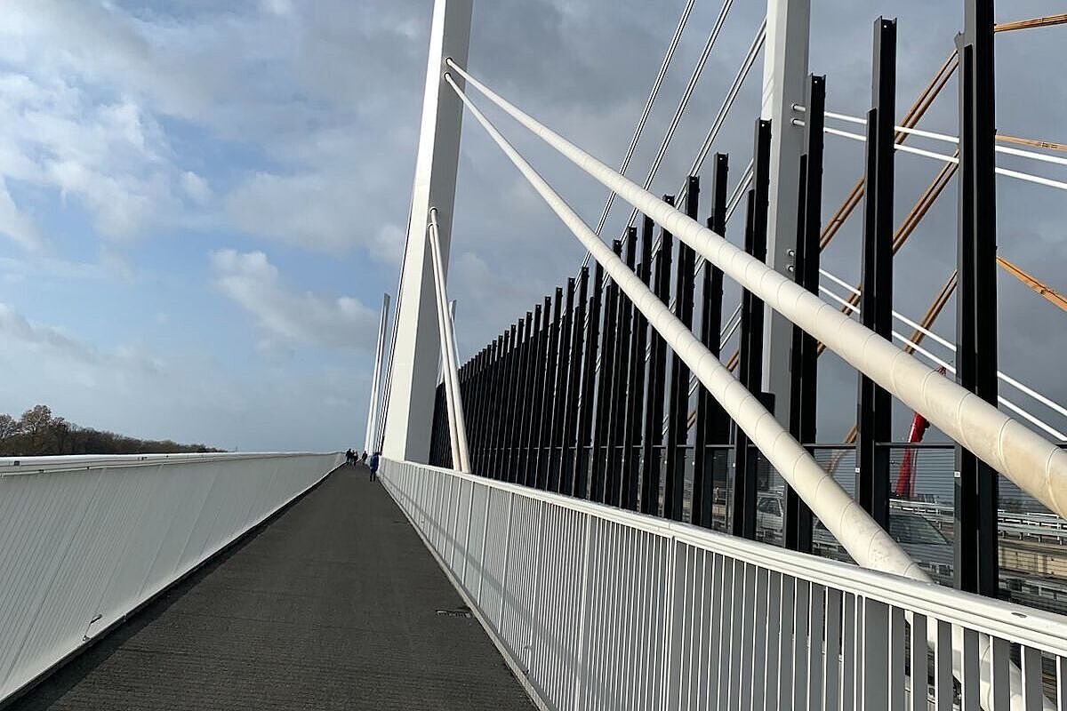 Die neue A40-Brücke über den Rhein bietet jetzt schon wenige hundert Meter Rad-/Fußweg. Hätte man den Windschutz nicht aus ästhetischen Gründen gekrümmt, wäre der Weg etwas breiter. 