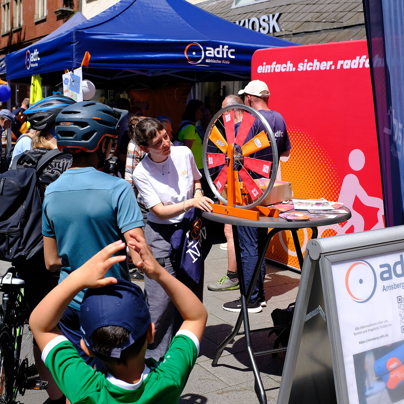einfach. sicher. radfahren. Kampagne des ADFC NRW für mehr Verkehrssicherheit. Der ADFC im Gespräch mit Eltern und Kindern. Eine Forderung des ADFC sind sichere Schulwege. 