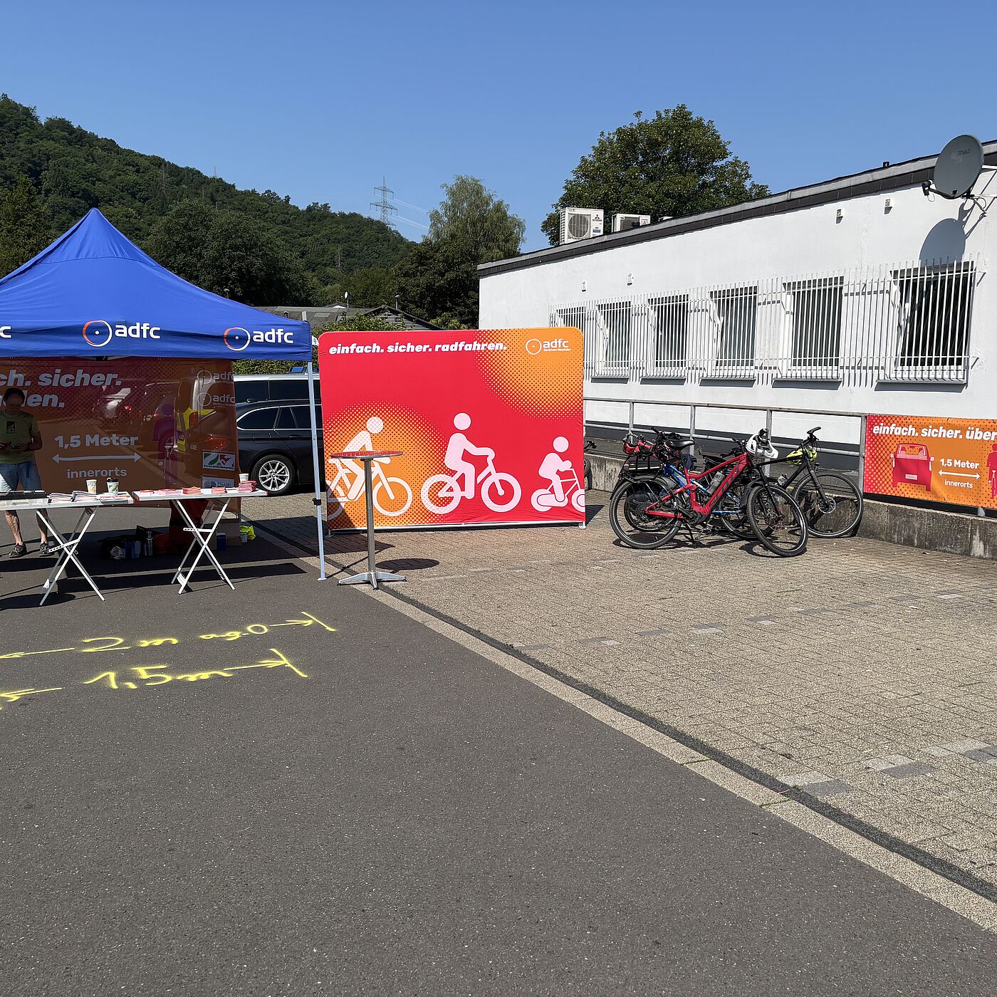 ADFC Stand in Siegen-Eiserfeld Der Stand von ADFC NRW und ADFC Siegen-Wittgenstein war mit Infomaterial rund um Radfahrsicherheit und die Kampagne "einfach. sicher. radfahren." bestückt.